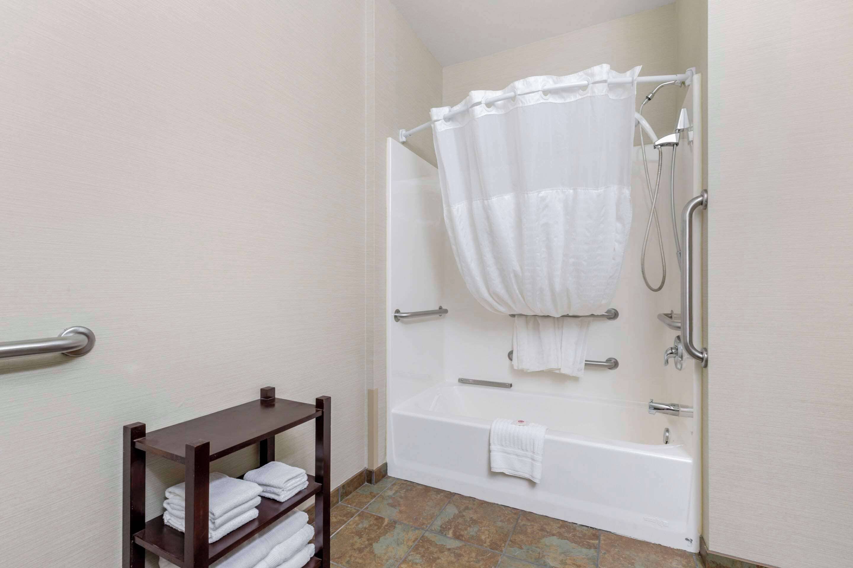 combined shower/bathtub, hair dryer, towels