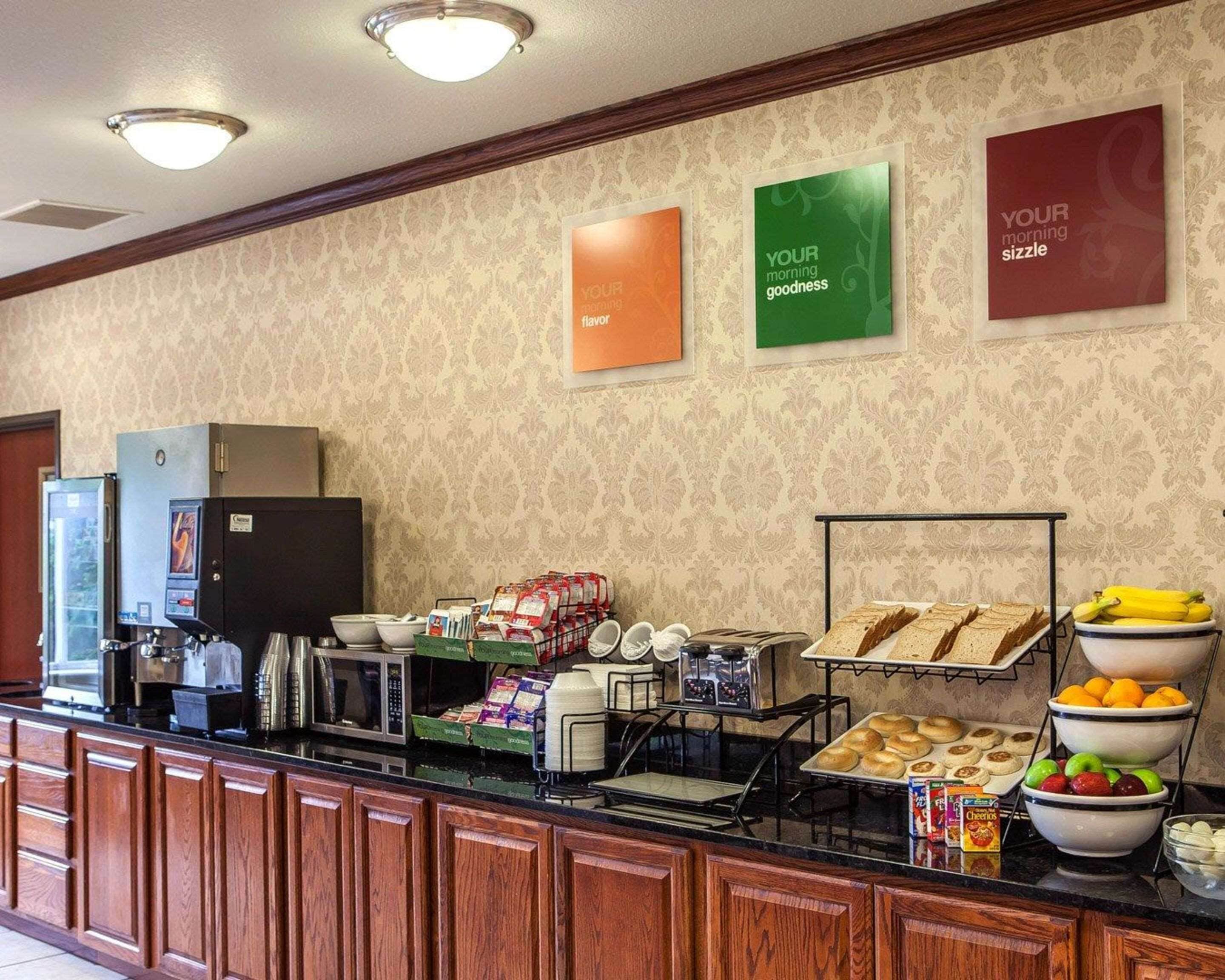 Un comptoir-repas avec divers aliments, un four à micro-ondes et un réfrigérateur.