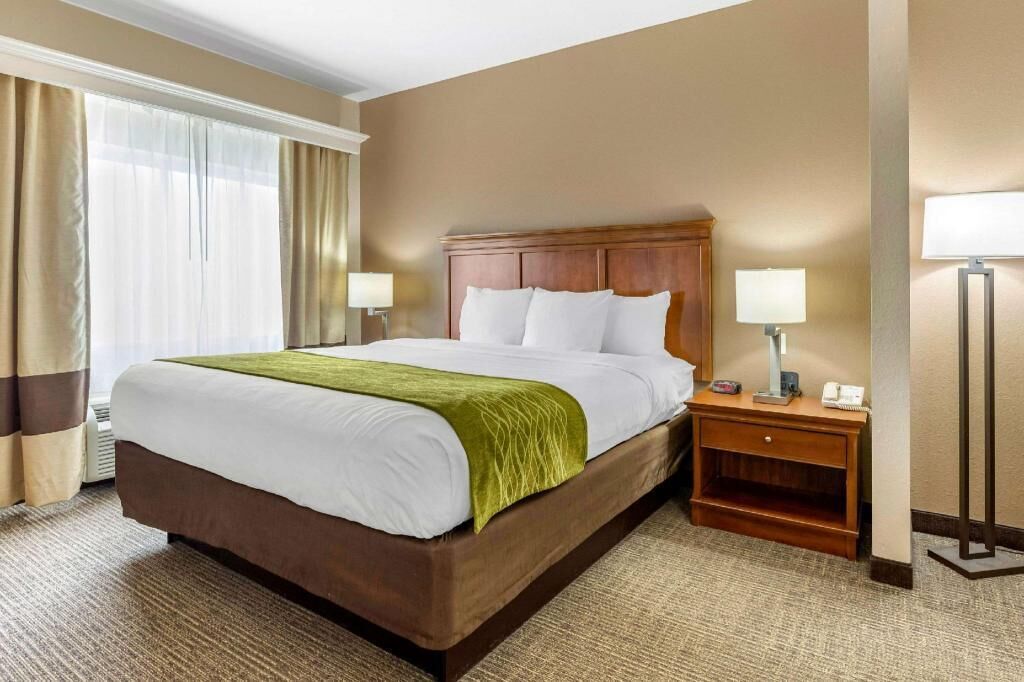 Desk, blackout drapes, iron/ironing board, free WiFi