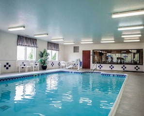Piscina interna, funciona das 7h às 22h, espreguiçadeiras