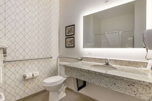 Quarto, 2 camas Queen, acessível, para não fumantes (Roll-In Shower) | Banheiro | Produtos de toalete grátis, secador de cabelo, toalhas de banho 