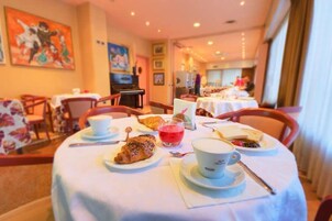 包含每日自助早餐