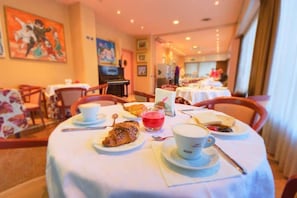 包含每日自助早餐