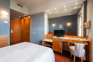 Cubrecamas, minibar y caja de seguridad en la habitación 