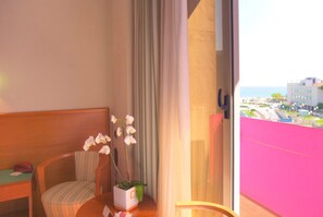 Habitación con 1 cama doble o 2 individuales, vistas al mar | Edredones de plumas, minibar, caja fuerte y sistema de insonorización