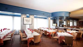 Serveert ontbijt, lunch, diner, Italiaanse gerechten