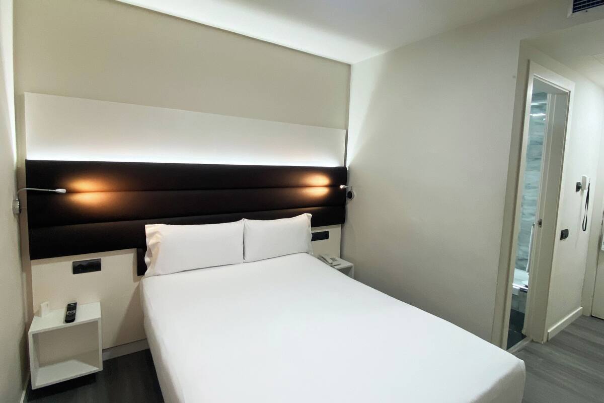 Habitación básica doble, 1 cama individual grande, para no fumadores, vista al patio | Caja de seguridad en la habitación, cortinas blackout y wifi gratis 