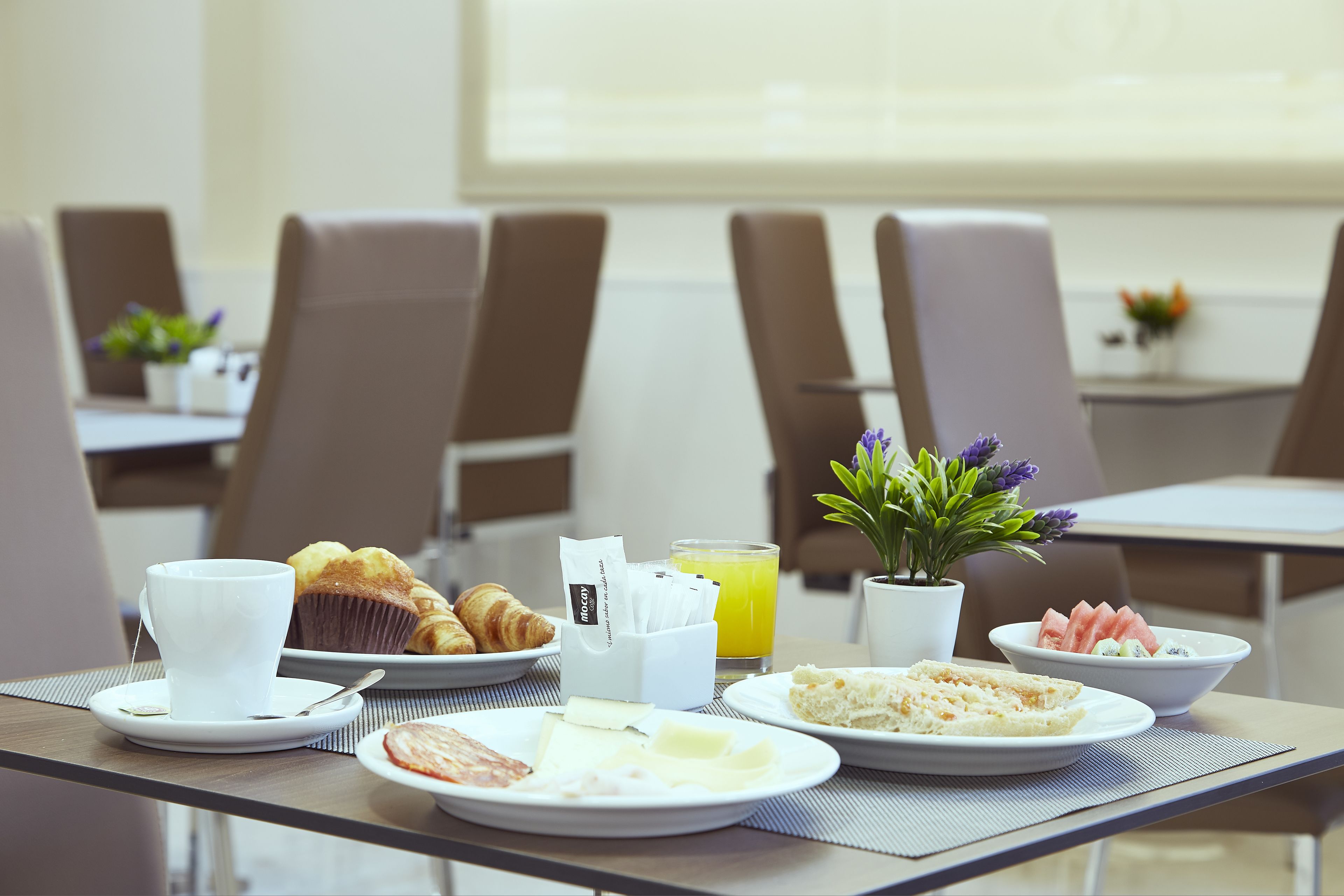 每日供应自助式早餐（每人 EUR 11）