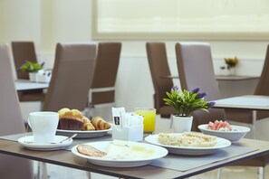每日供应自助式早餐(每人 EUR 11)