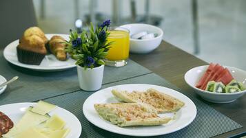 Bữa sáng buffet hàng ngày (11 EUR/mỗi người)