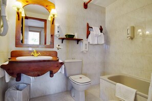 Bañera y ducha independientes, secador de pelo, toallas