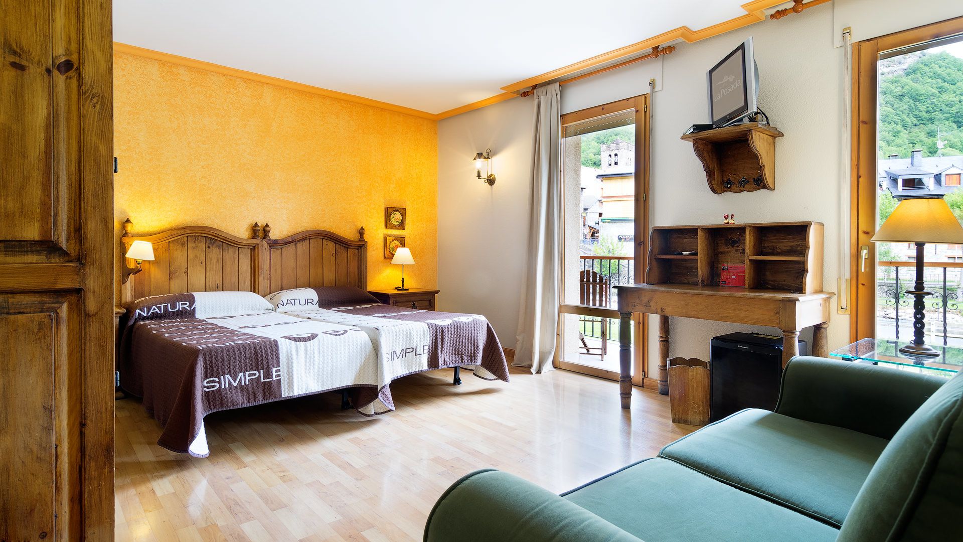 family room | minibar, desk, free wifi