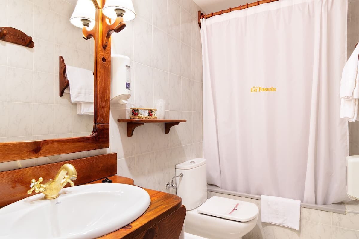 separate bathtub and shower, hair dryer, towels