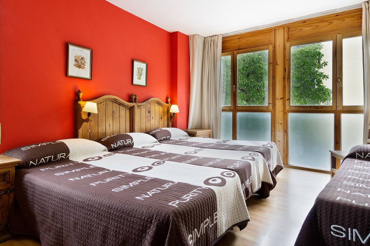 Family Room | Minibar, desk, free WiFi