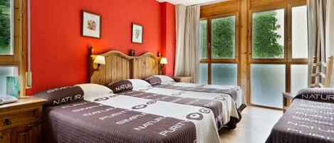 Family Room | Minibar, desk, free WiFi