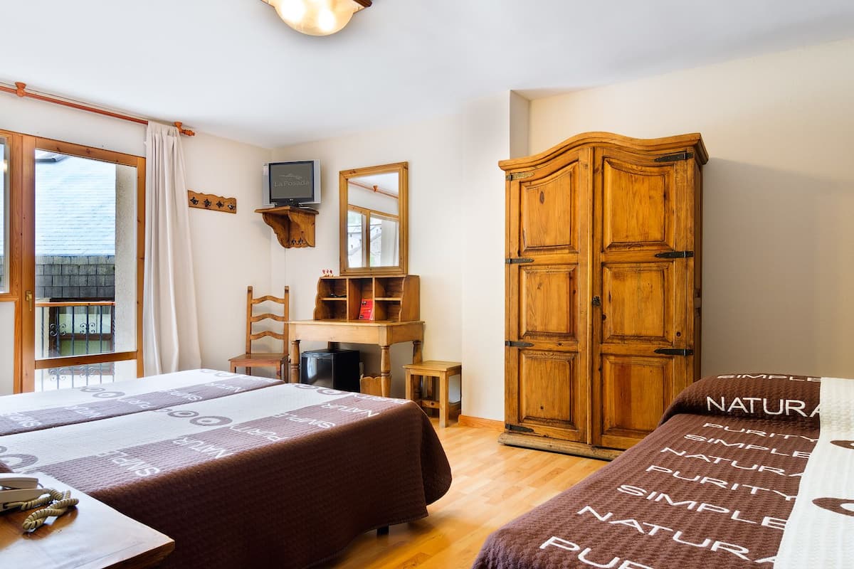 family room | minibar, desk, free wifi