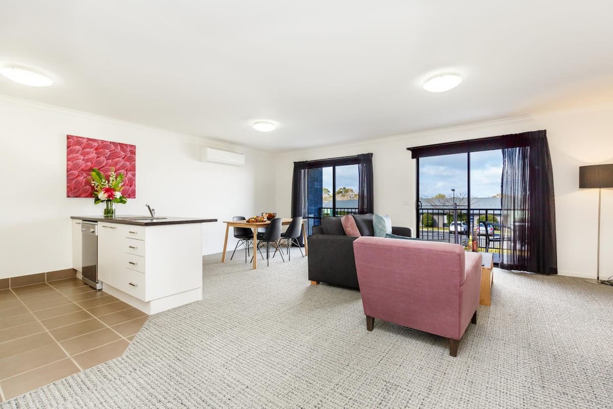 Un apartamento moderno con cocina, comedor y sala de estar.