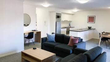 Standard Apartment, Multiple Bedrooms, Non Smoking, Kitchen (3 Bedroom Apartment) | Ruang tamu | TV