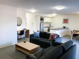 Apartamento estándar, varias habitaciones, no fumadores, cocina (3 Bedroom Apartment) | Zona de estar | Una televisión