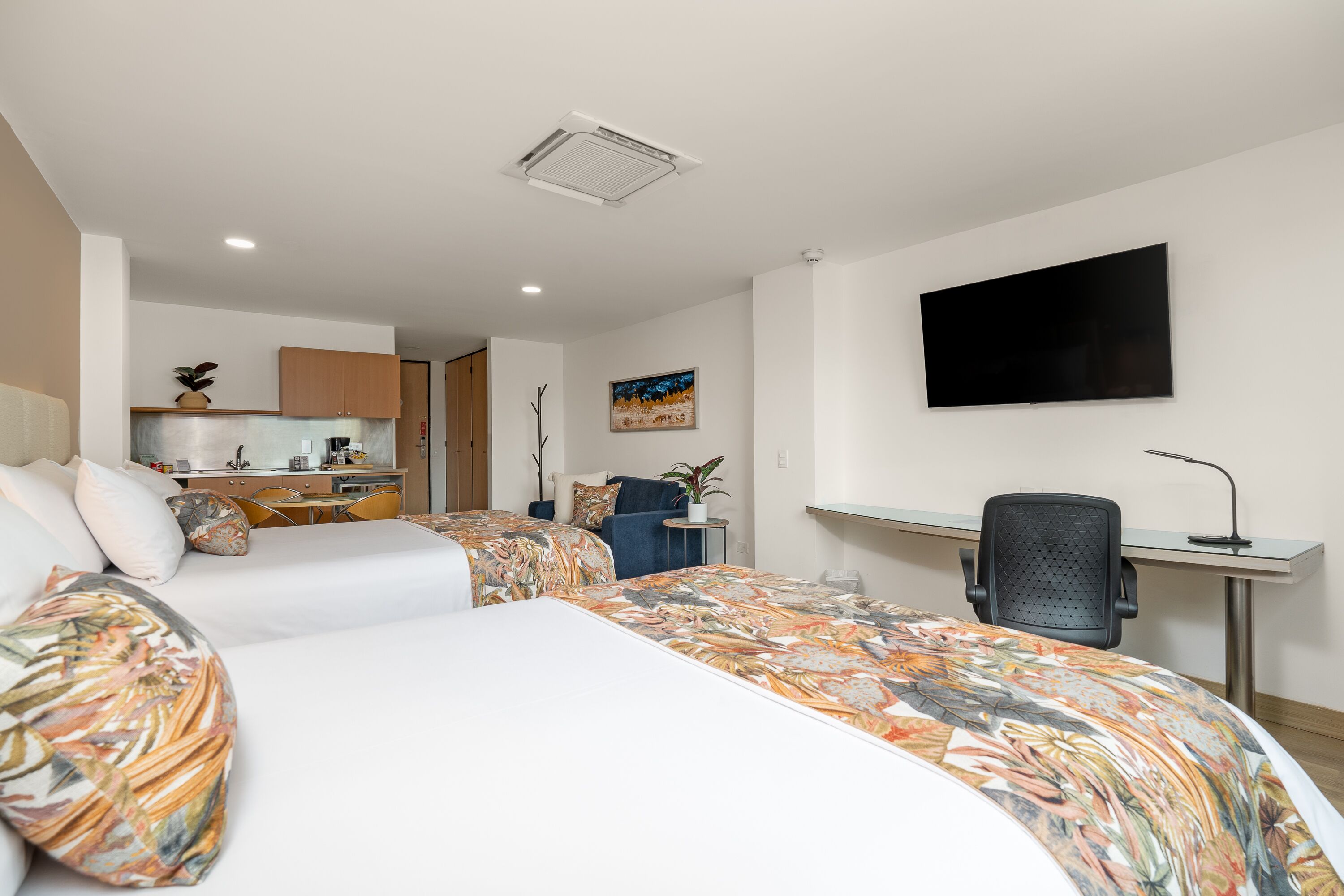 Suite, 2 camas dobles | Ropa de cama de alta calidad, edredones de plumas, minibar y caja fuerte
