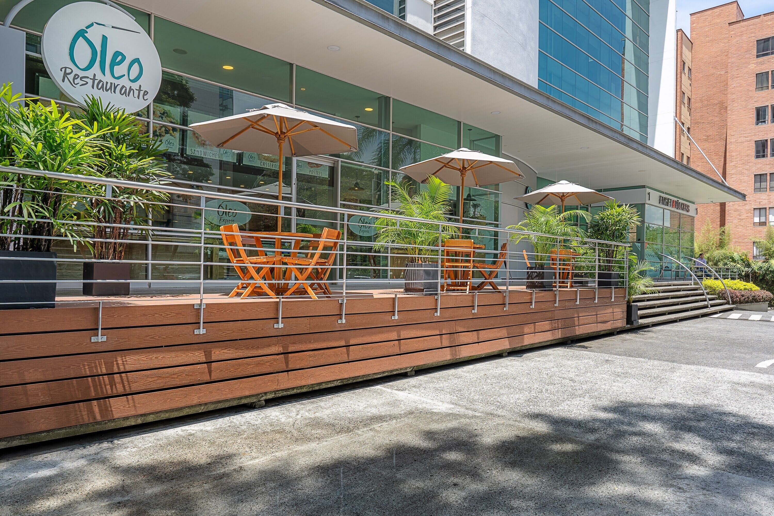 3 restaurants, breakfast, lunch, dinner served; international cuisine