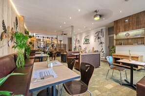 3 restaurants; breakfast, lunch, dinner, and brunch served - Novelty Suites Hotel - Oviedo Mall (Medellín)