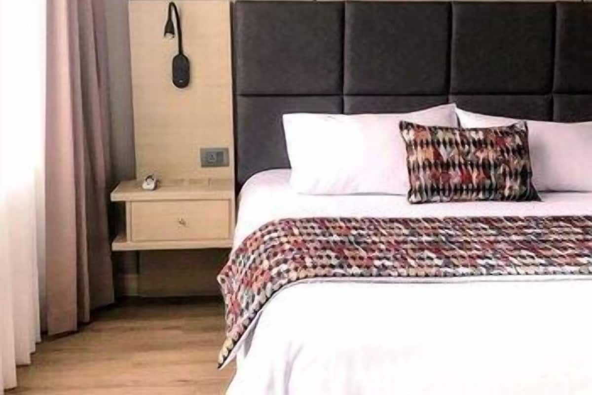 Premium bedding, down comforters, in-room safe, desk