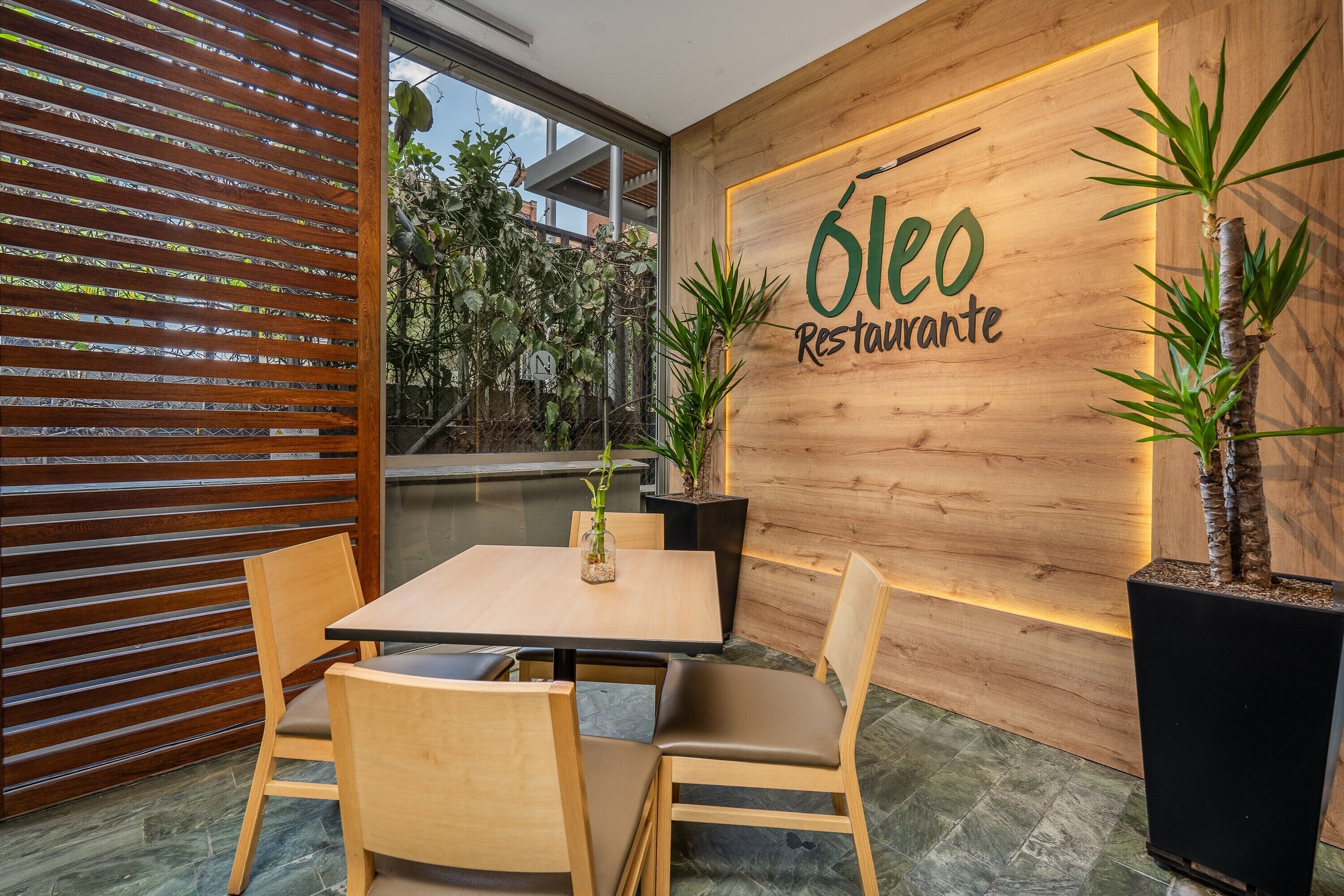 3 restaurants, breakfast, lunch, dinner served; international cuisine