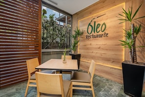 3 restaurantes: opção de café da manhã, almoço e jantar