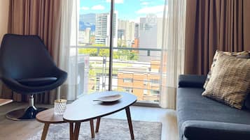 Phòng Suite Deluxe, 1 giường cỡ queen và sofa giường | 1 phòng ngủ, bộ đồ giường cao cấp, chăn bông, két bảo mật tại phòng