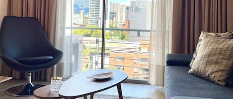 Suite Deluxe, 1 letto queen con divano letto | 1 camera, biancheria da letto di alta qualità, copriletto in piuma