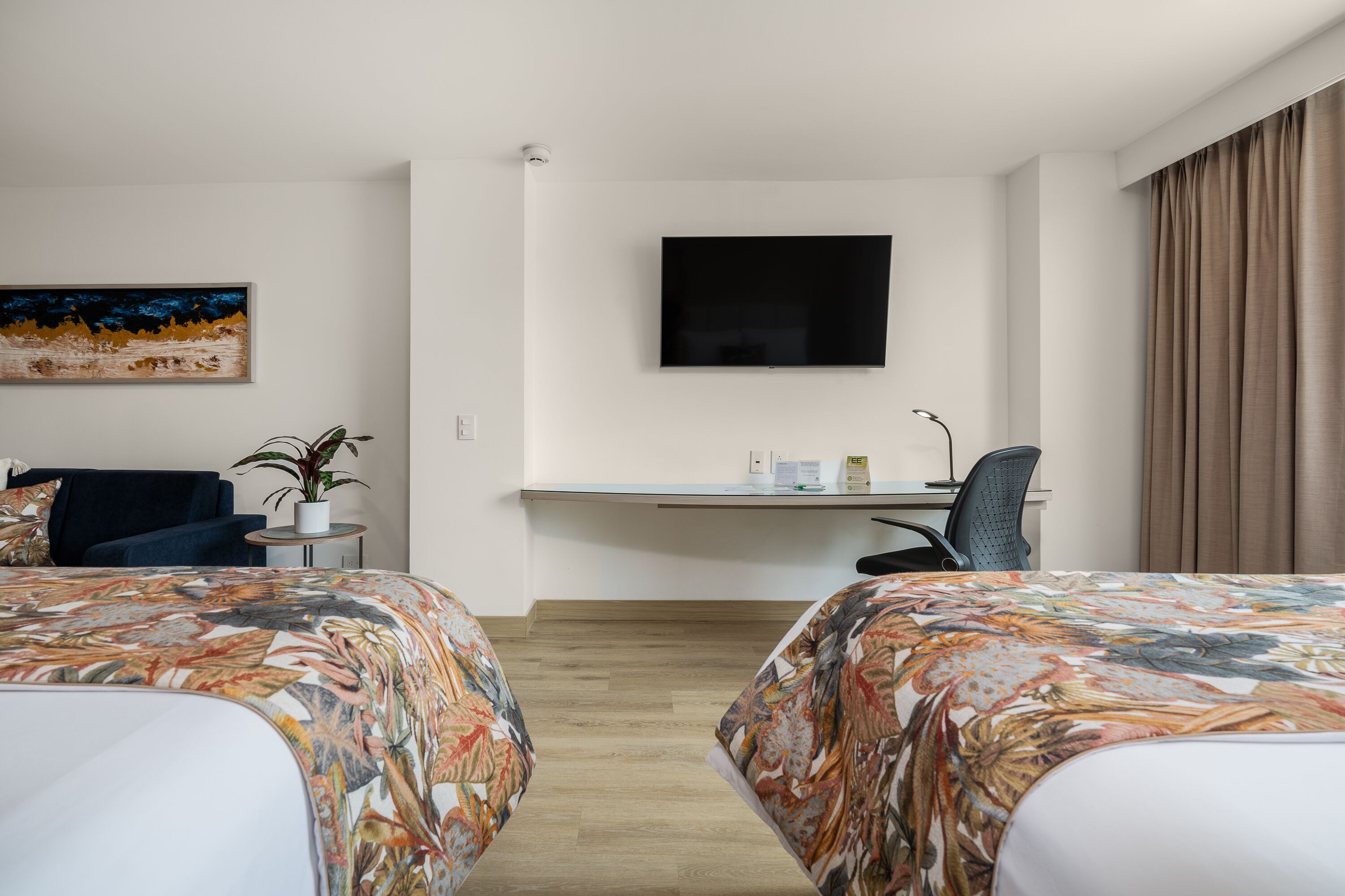 Suite, 2 camas dobles | Ropa de cama de alta calidad, edredones de plumas, minibar y caja fuerte