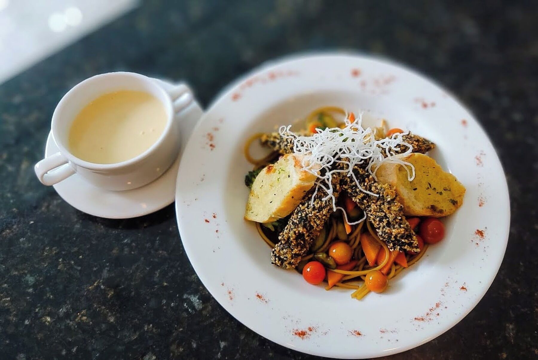 Ein Teller Essen mit einer Tasse Kaffee.