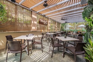 3 restaurants, breakfast, lunch, dinner served; international cuisine