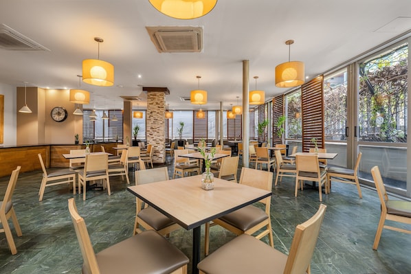3 restaurants, breakfast, lunch, dinner served; international cuisine
