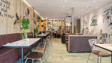 3 restaurantes; se sirve desayuno, almuerzo y cena; cocina internacional