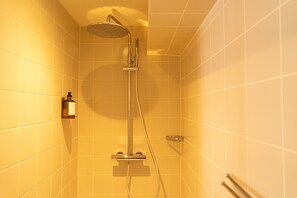 Shower, rainfall showerhead, towels - Hotel Calisto (Amsterdam)