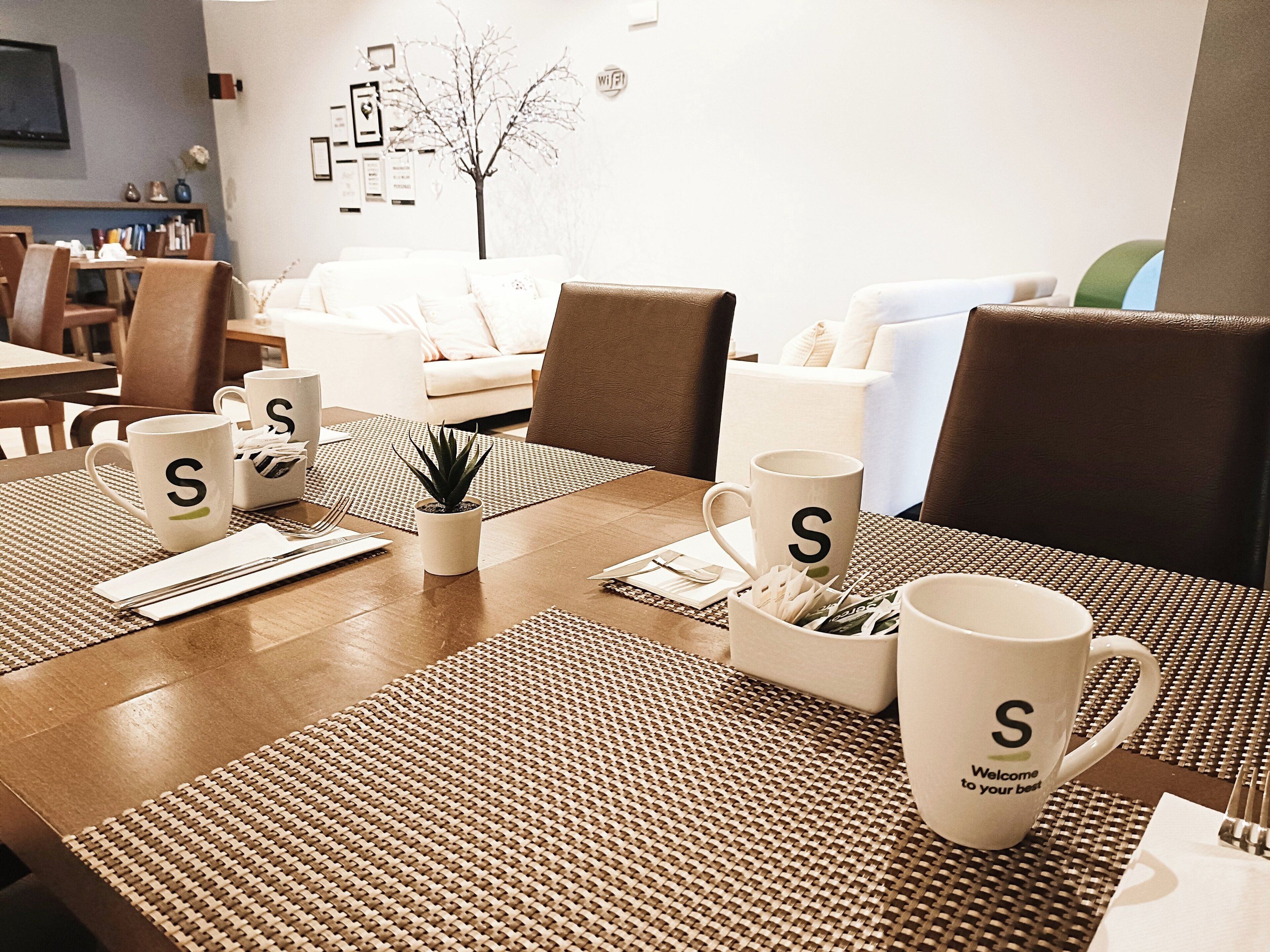 每日供應自助早餐 (每人 EUR15)