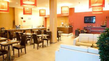 Café da manhã com buffet todos os dias (EUR 15 por pessoa)