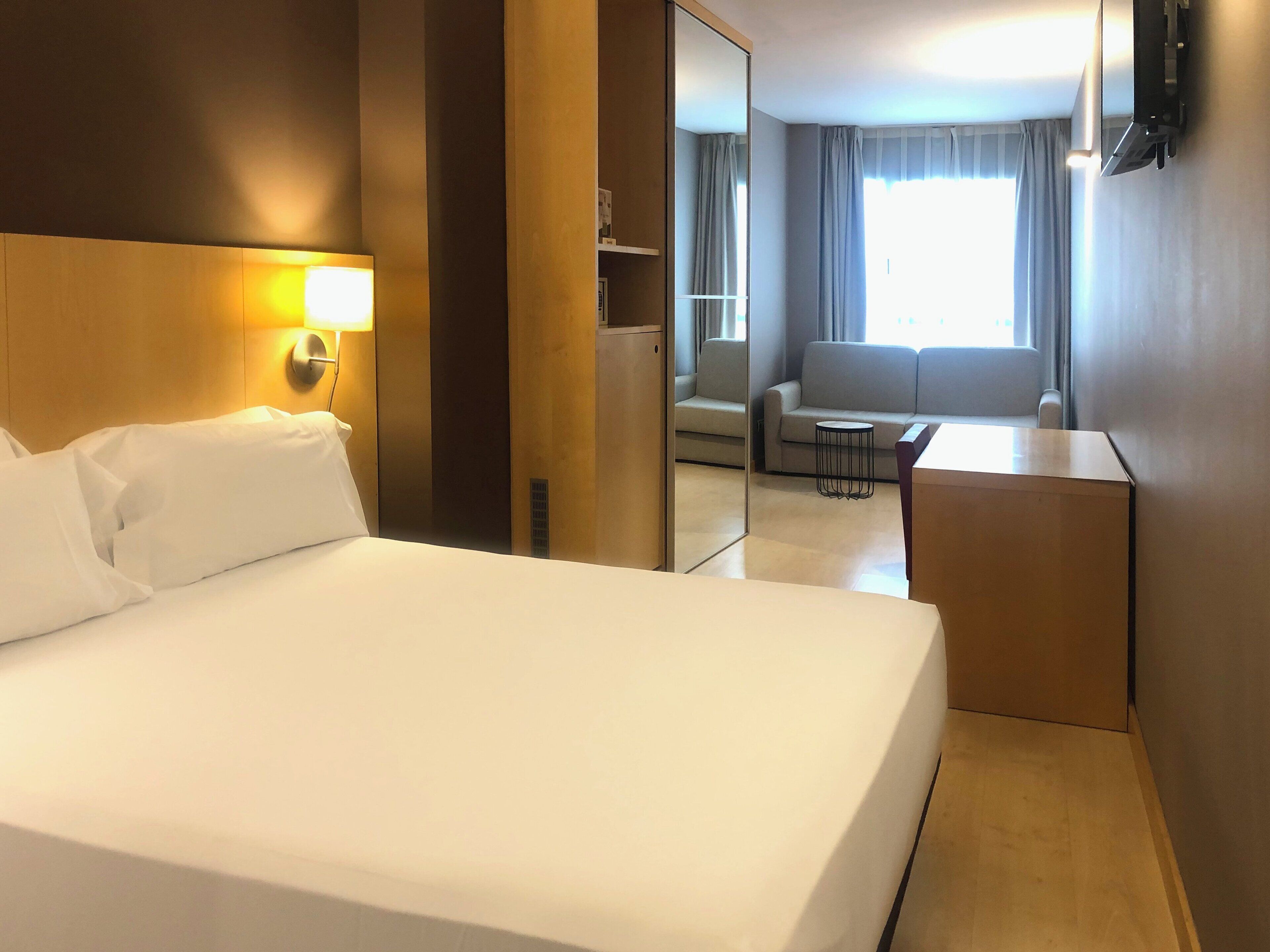 Familiekamer (Classic) | Een minibar, een kluis op de kamer, een bureau