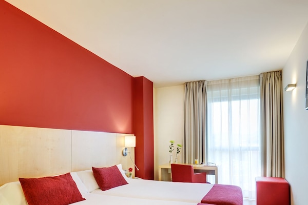 Minibar, caja de seguridad en la habitación y escritorio