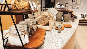 Dagelijks ontbijtbuffet (EUR 15 per persoon)