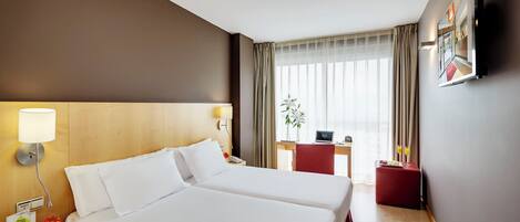 Classic Room | Minibar, in-room safe, desk, iron/ironing board