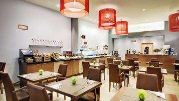 Desayuno buffet diario (EUR 13.50 por persona)