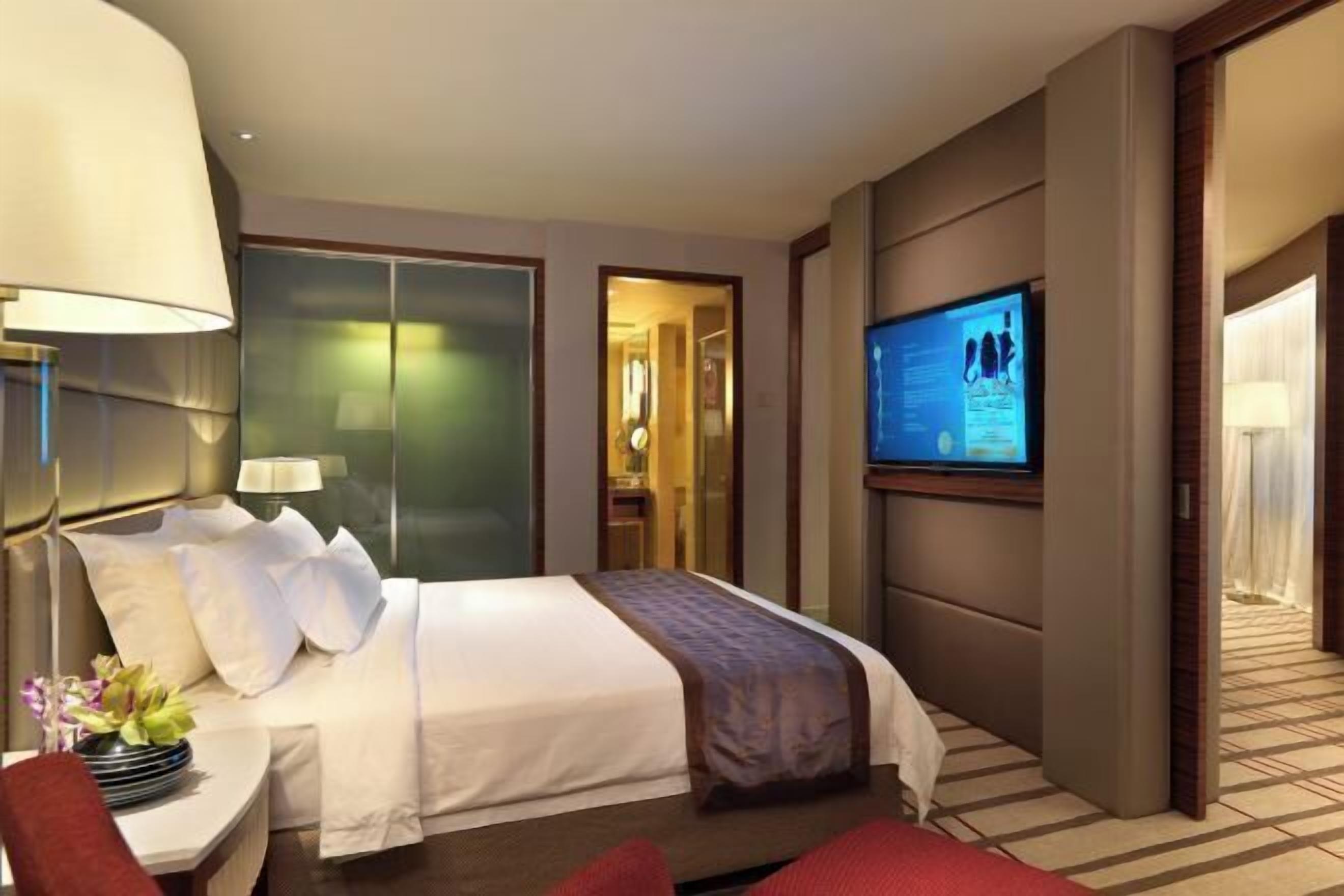 Premium bedding, down duvets, free minibar items, in-room safe