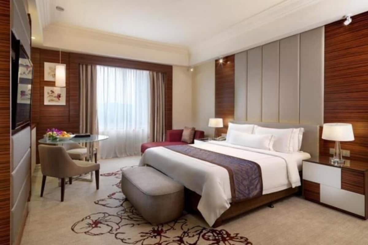 Premium bedding, down comforters, free minibar items, in-room safe