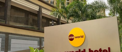 Deluxe Room, 1 King Bed | Exterior