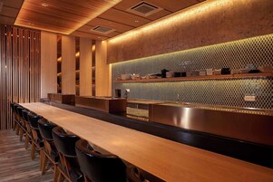 4 restaurants, breakfast, lunch, dinner served; sushi