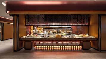 4 restaurants; breakfast, lunch and dinner served