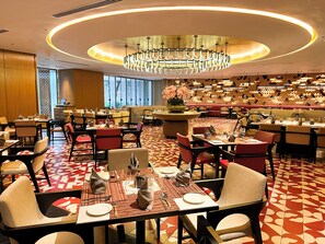 4 restaurants, breakfast, lunch, dinner served; sushi - One World Hotel (Petaling Jaya)